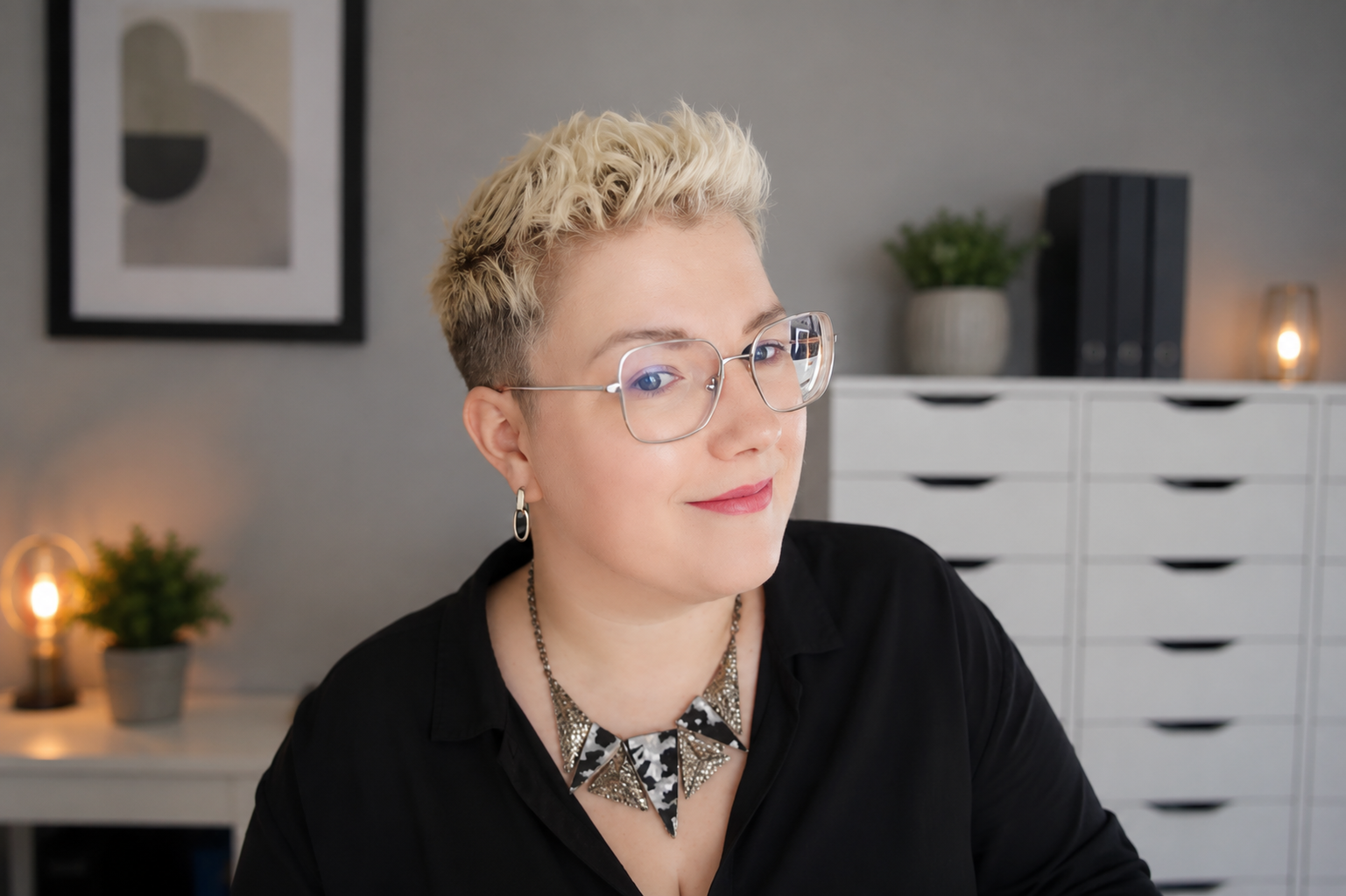 Kim Pinelli, zertifizierte Notion-Beraterin, in ihrem Arbeitszimmer